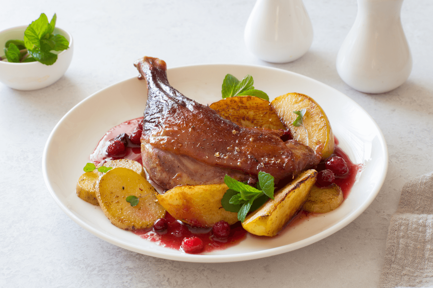 Dušená kachna s jablky a šípkovou omáčkou